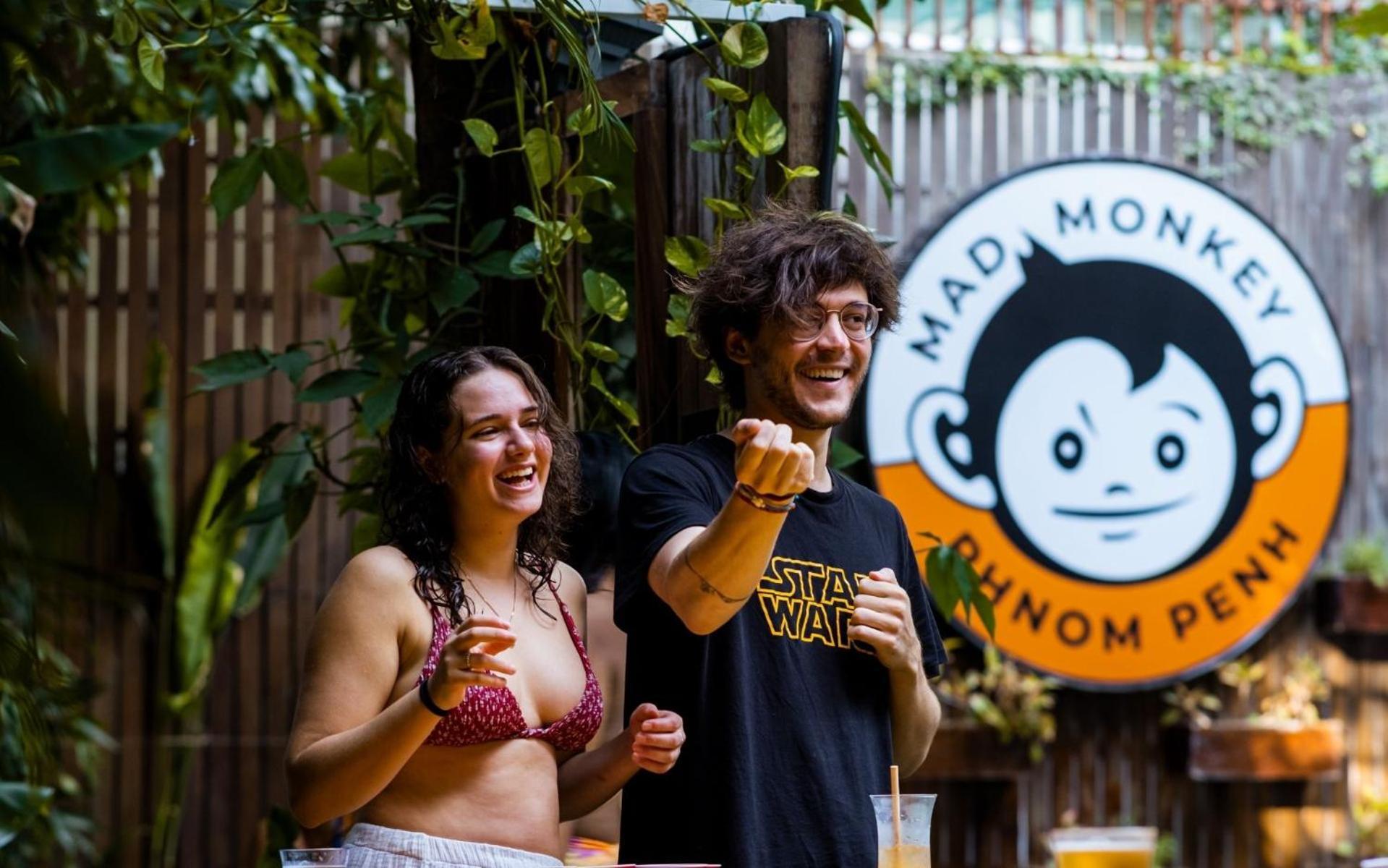 Mad Monkey Hostel Phnom Penh Exterior foto